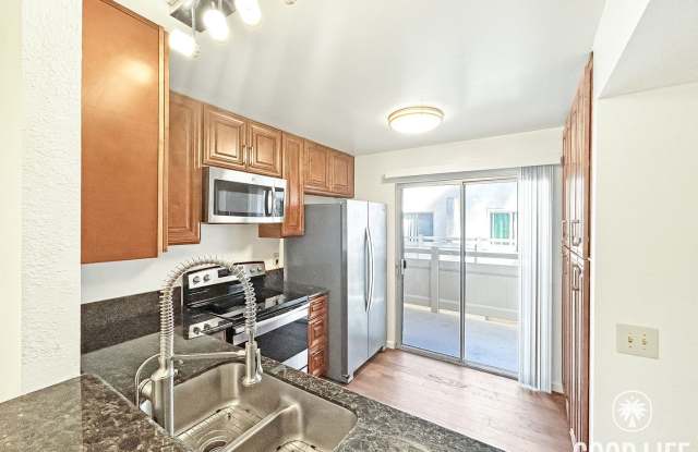 Bright 2B/1.5BA Townhouse in La Jolla w/ Hardwood, In-Unit Laundry & Attached Garage! photos photos