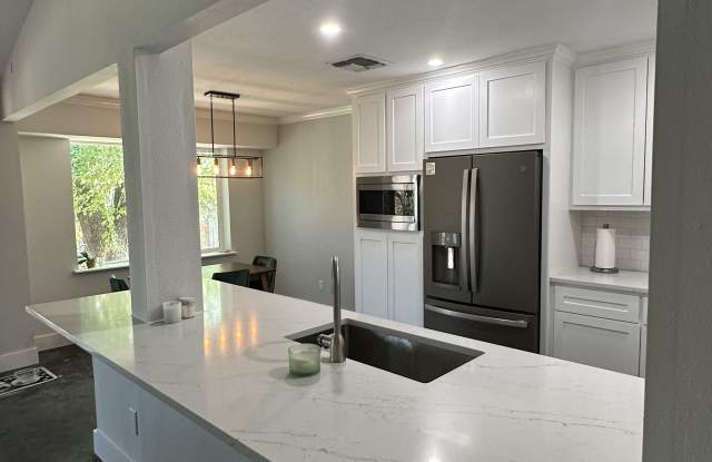 6805 Silvermine Drive Gallery 3