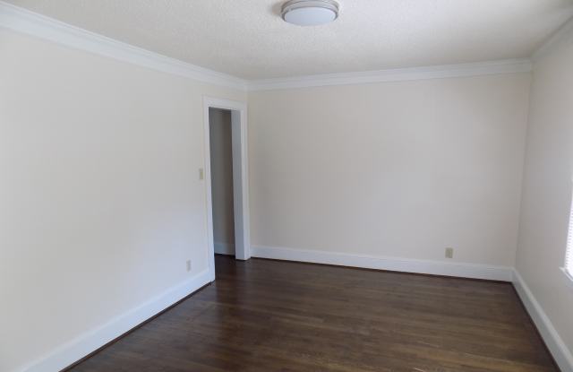 Charming One Bedrooom Duplex in Plaza Midwood Gallery 4