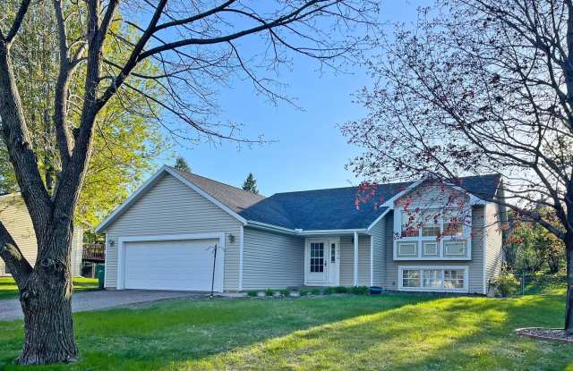4Bed*2Bath House*2000 SqFt Vaulted Ceilings, Deck, Fenced Yard, Pets OK photos photos