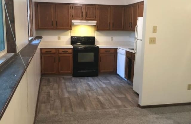 484 S 19th St - 484 South 19th Street, West Des Moines, IA 50265