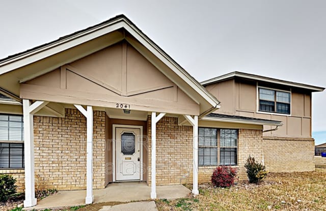 2041 Oakbluff Cir - 2041 Oakbluff Circle, Carrollton, TX 75007