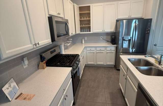 Charming 2BR Townhome in Davenport Gallery 4