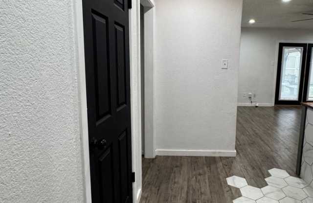 WOW! Gorgeous Remodeled 3/2 with Loft near LCU, Tech, Medical District! Gallery 4