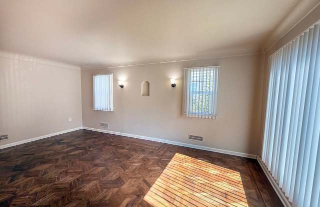 Single Level Salem Home Covered Porch ~ Williams 3325 Gallery 4