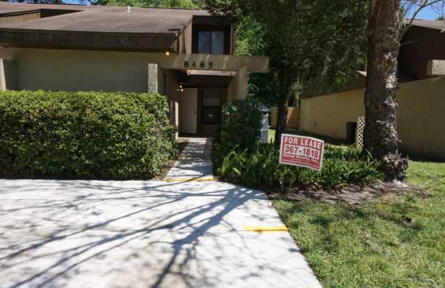2 Bedroom, 2 full Bath Townhouse with Screen patio Near NAS Jax and shopping centers - 8485 Pineverde Lane, Jacksonville, FL 32244