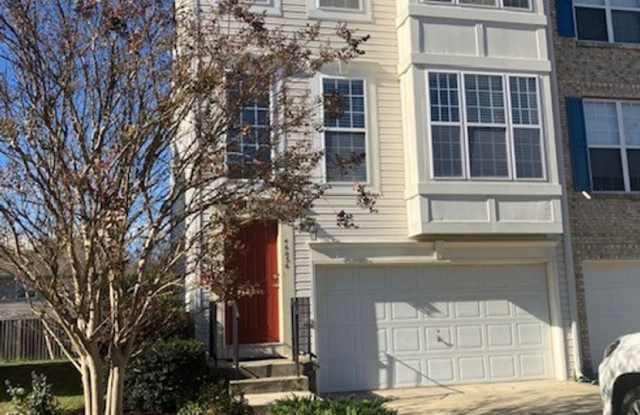 Beautiful end unit townhome with 3 finished levels Gallery 1
