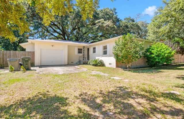 3 Bed 1 Bath Home near Osceola Golf Course Gallery 1