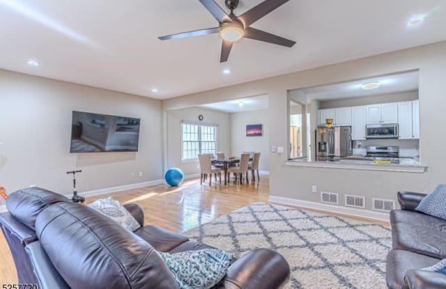 305 Raymound Blvd - 305 Raymound Boulevard, Parsippany-Troy Hills, NJ 07054