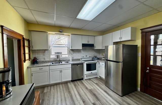 Huge 4 Bed, 1.5 Bath Home with 2-Car Garage & Beautiful Outdoor Space Gallery 4