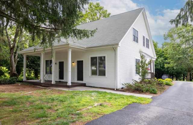 Spacious 3BR Townhome by the Bus Stop Gallery 3