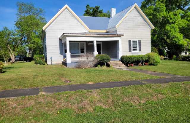 Madison Co. –3Bedroom, 1 Bathroom- Comer, GA – QUIET NEIGHBORHOOD – HOME SITS ON BEAUTIFUL CORNER WITHIN THE CITYLIMITS! photos photos Madison Co. –3Bedroom, 1 Bathroom- Comer, GA – QUIET NEIGHBORHOOD – HOME SITS ON BEAUTIFUL CORNER WITHIN THE CITYLIMITS! photos photos