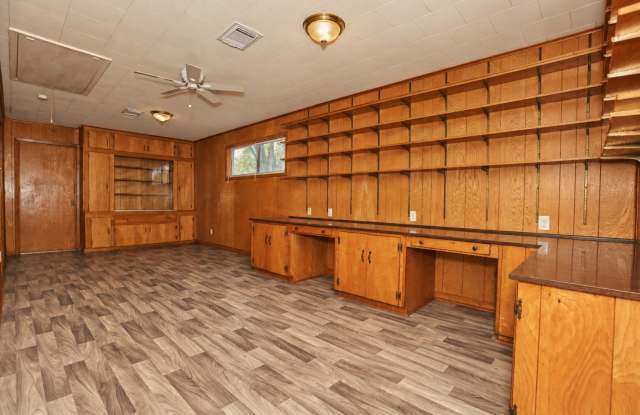 912 Robinhood Lane Gallery 2