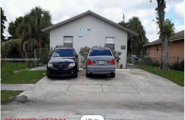 713 NW 4th Ave photos photos