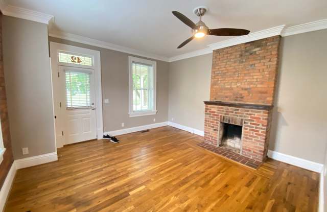 Beautiful Italian Village Single Family House! Gallery 3