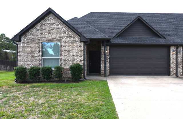 FIRST MONTH'S RENT FREE! Limited-Time Move-In Special! Modern 3-Bedroom 2 Bath Duplex in South Tyler Gallery 1