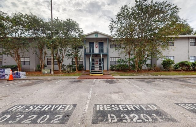 203 PINE VIOLET COURT - 203 Pine Violet Court, Lake Magdalene, FL 33612