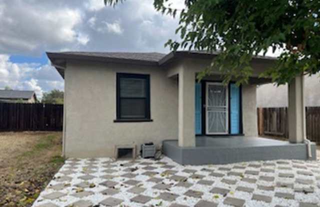 ADORABLE REMODELED 2 BEDROOM DUPLEX! - 2422 Knoll Street, Sacramento, CA 95815