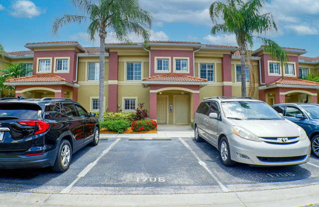 Spacious Townhouse in a Gated community in Fort Myers 2beds 2 1/2 baths photos photos