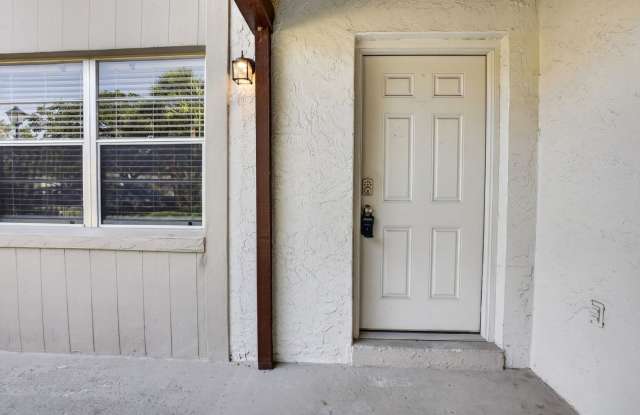 Well appointed 2/2  1st floor condo in beautiful Winter Garden. Available Now! Gallery 4