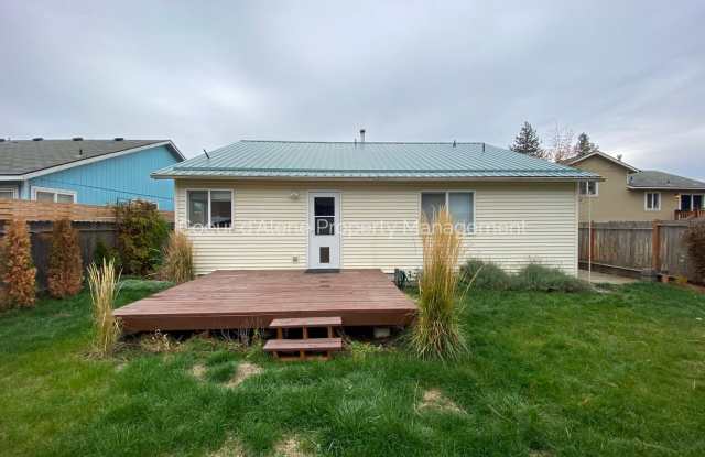 2 bed, 2 bath house w/ "She-Shed" Gallery 3