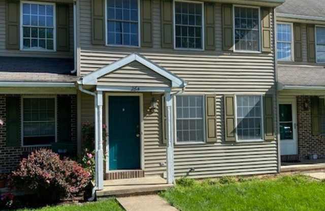 264 TOM AVENUE - 264 Tom Avenue, Ephrata, PA 17522