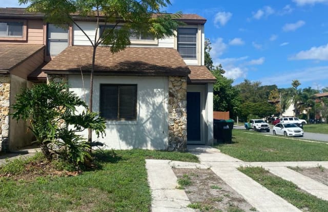 2750 HUNT CLUB LANE - 2750 Hunt Club Lane, University, FL 32826