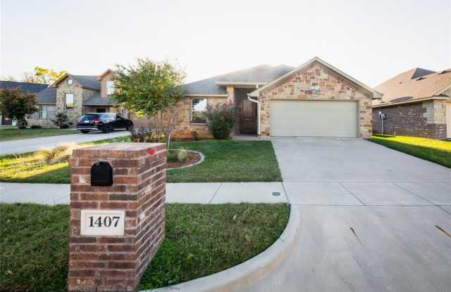 1407 Lauren Lane - 1407 Lauren Lane, Granbury, TX 76048
