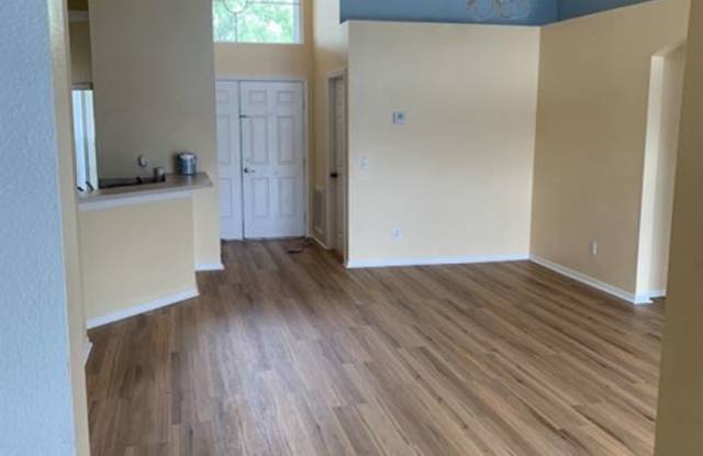 Beautiful 3/2 pool home in prestigious Hampton lakes Gallery 4