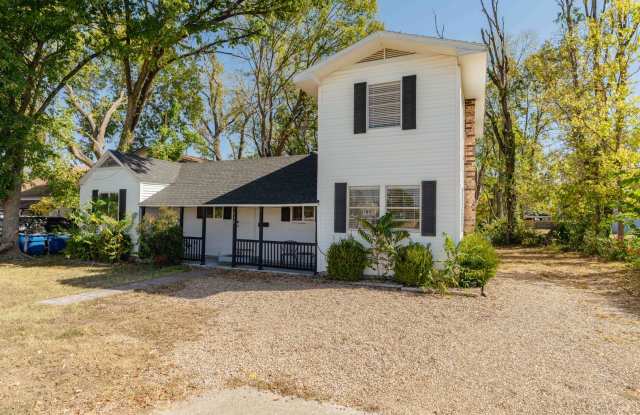 Downtown Bentonville home! Walk to Walmart HO, Downtown Square, and more! photos photos
