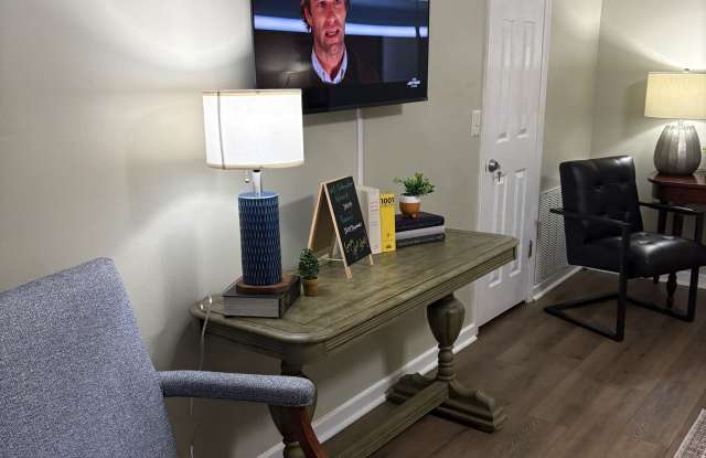 1803 Thomas Ln A Gallery 4
