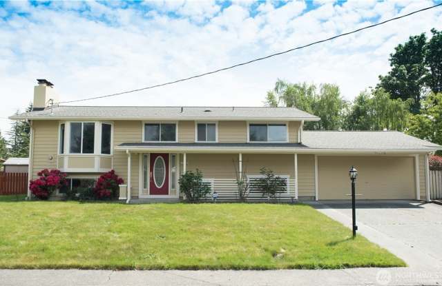 $4250 Large 2 story split entry 4BDR,2BA SFH w/attached large 2 Car Garage/RV parking For Rent photos photos