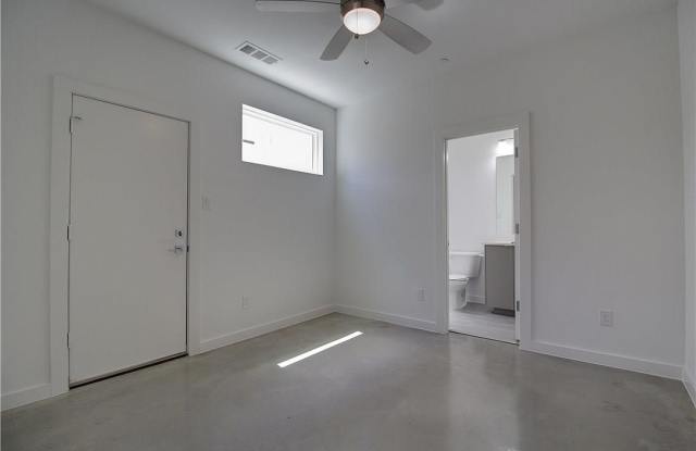 2310 N Carroll Avenue Gallery 3