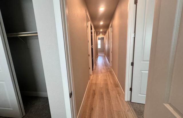 FULLY FURNISHED - Single Story 4 bedroom / 3 bath home Gallery 4