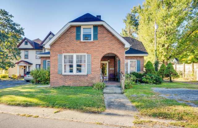 Coming Soon!! Charming 3 bed 2 Bath | Sunroom + Garage + Patio | Summer Special ! photos photos