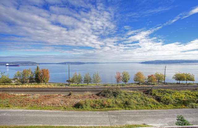The Perfect Home for a Stay-cation! View, Privacy, and lots of Space! - 4702 North Waterview Street, Tacoma, WA 98407