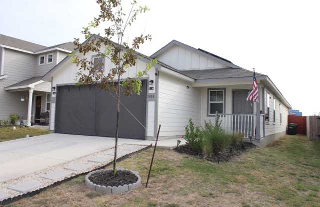 Spacious San Antonio Home Near JBSA | Solar Savings & Flex Room Gallery 4