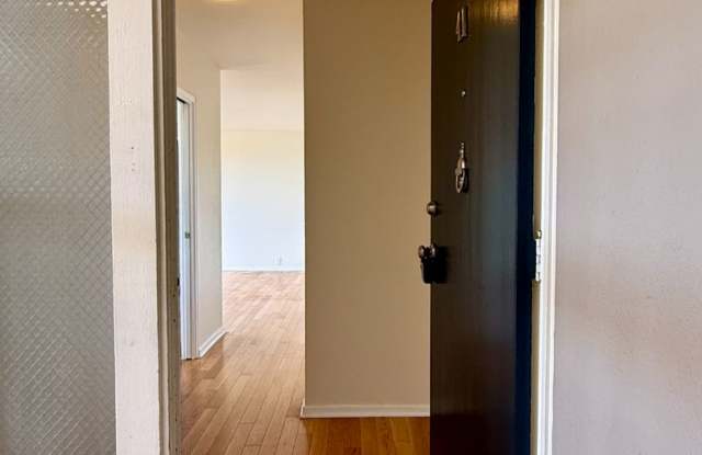 3 bedroom, 2 bathroom top floor corner unit with amazing views for rent! Gallery 4