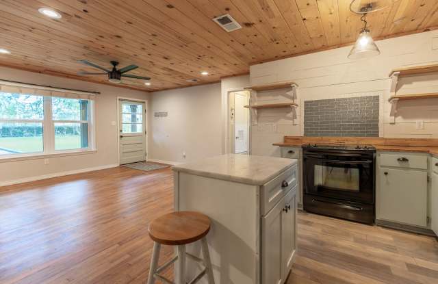 PRICE LOWERED! Charming 2-Bedroom Cottage Near Downtown Fairhope Gallery 4