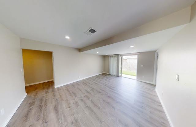 8BD/3BA, Great Yard and Patio! Gallery 4