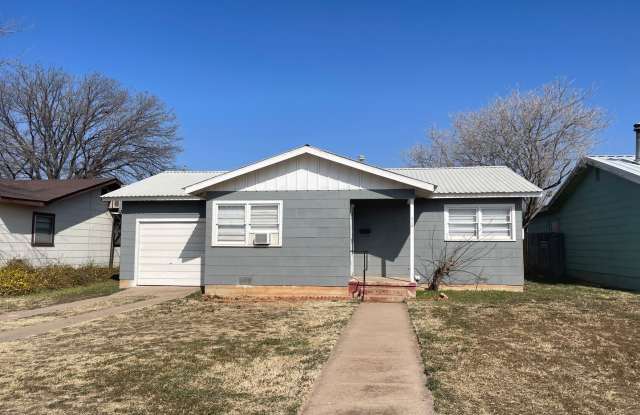 2 Bed 1 Bath House with Garage - 313 36th Place, Snyder, TX 79549