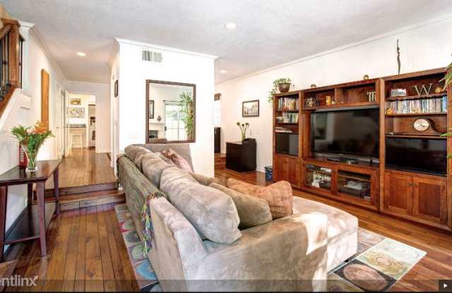 4444 Moorpark Way Gallery 3