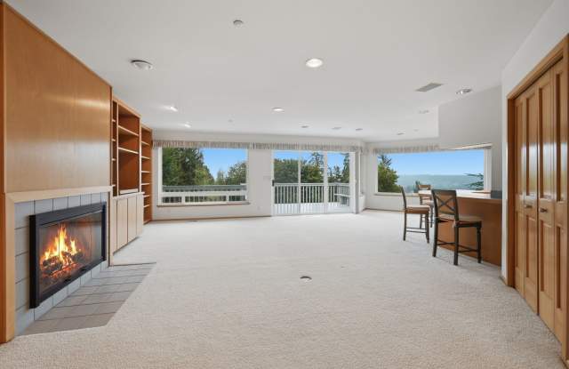 3Bd/3.25Ba Lake Forest Park Home Gallery 3