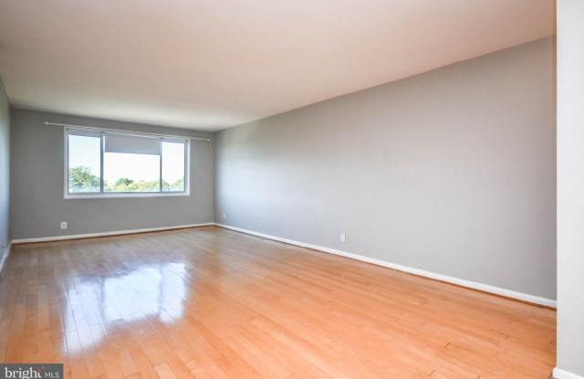 8315 N BROOK Lane Gallery 1