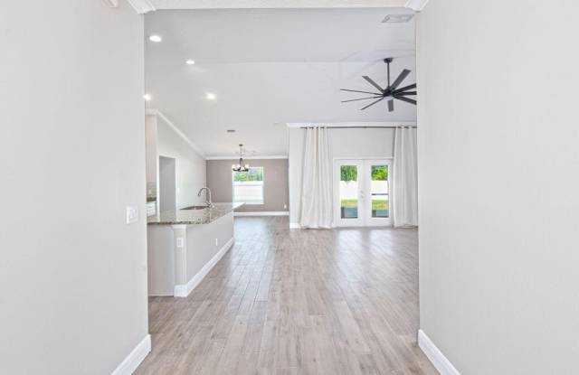673 SW MCHOLE Avenue Gallery 3