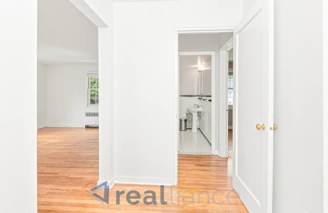 2221 Washington Ave #202 Gallery 2
