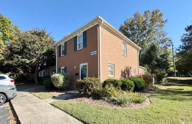 2 BR End Unit Townhouse with Covered Back Patio off Lawndale Gallery 1