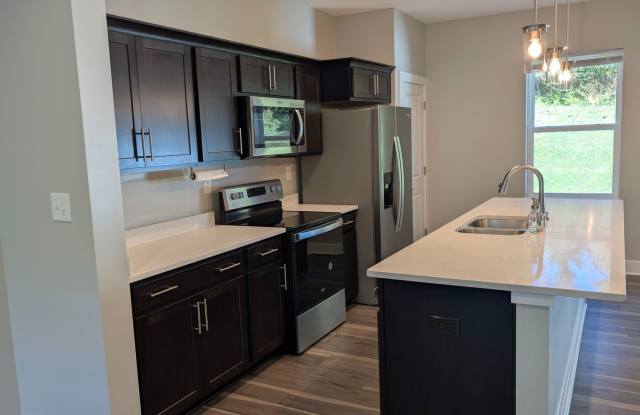 3 Bedroom Townhouse - Franklin Regional School District - AVAILABLE IMMEDIATELY Gallery 4