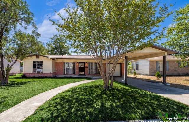 450 PILGRIM DR Gallery 3