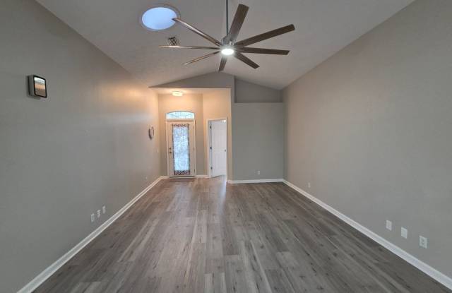 For Lease - 4 BR|2 BA with 1 Car Garage Gallery 3